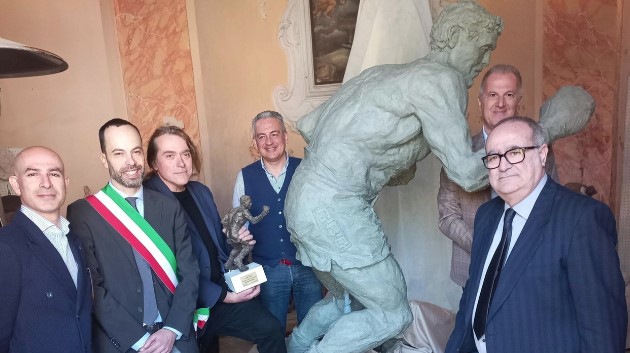 Una statua per Tore Burruni: Emozioni in bronzo ad Alghero