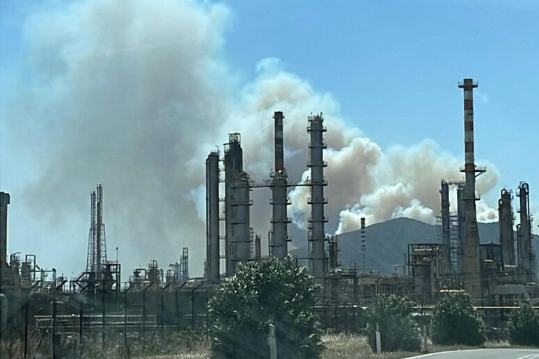 Emergenza incendi nel cagliaritano: Evacuazioni e vasto dispiegamento di forze