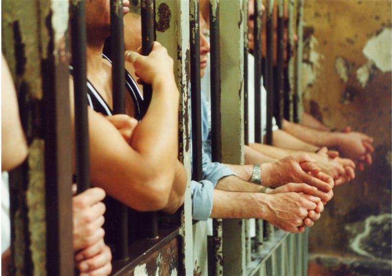 Detenuto ingerisce vetro e aggredisce agenti: Il fallimento del sistema penitenziario a Uta