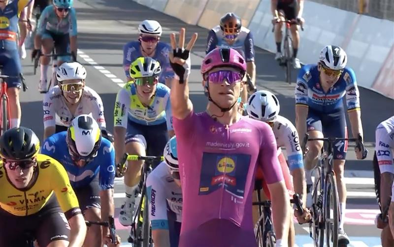 Giro d'Italia 13a tappa il trionfo di Jonathan Milan