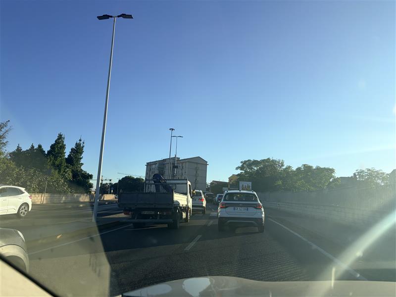 Sassari, cantieri sulla Statale 131 all'altezza dell'Agenzia delle Entrate: traffico deviato e code.