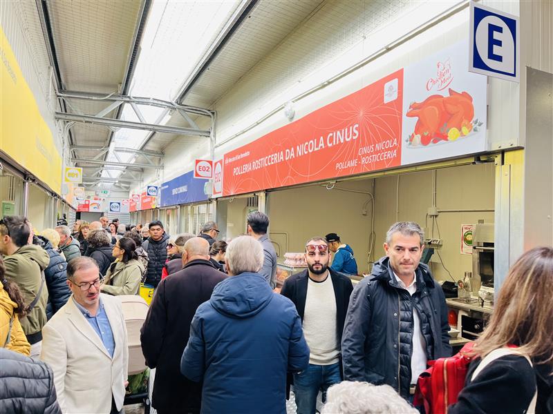 Il Mercato provvisorio di piazza Nazzari ha aperto le porte