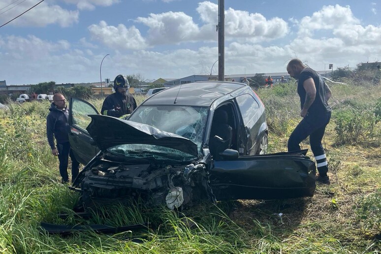 Tentato femminicidio a Carbonia: Ex compagno si schianta volontariamente contro l'auto della donna