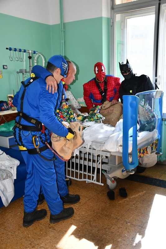 Sassari, i supereroi scendono dal cielo per regalare sorrisi: uova di Pasqua ai bambini ricoverati