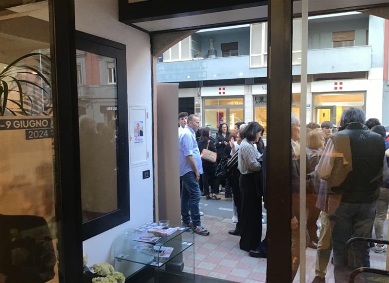 Folla all’incontro organizzato da Alessandro Balletto nel punto elettorale a Cagliari. Presente Alessandra Zedda, candidata-sindaco per la coalizione.