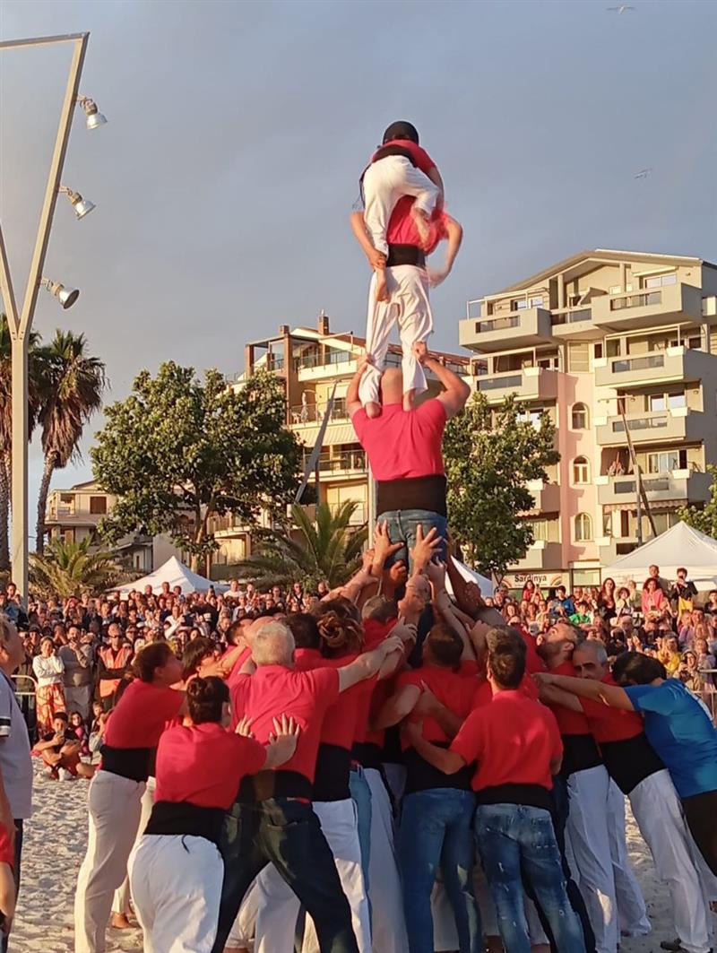 Finalmente i Castells ad Alghero: venticinque anni dopo, la città ritrova le sue torri umane
