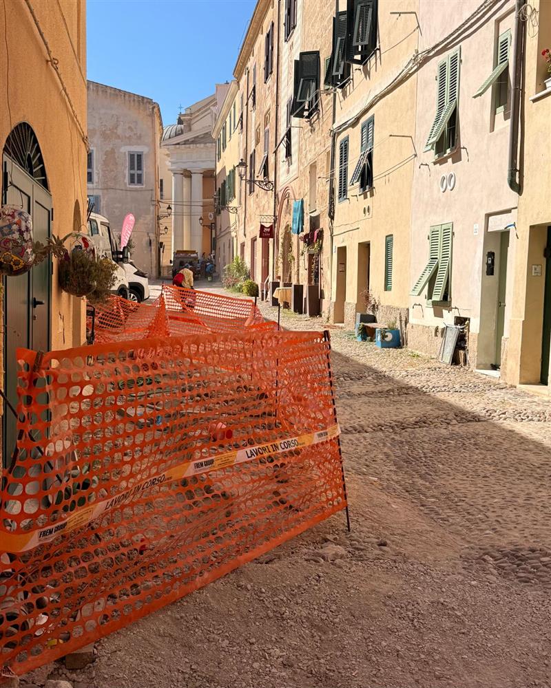 Alt alle ruspe di Abbanoa nel cuore turistico di Alghero: il Comune blocca gli scavi estivi per salvare la stagione