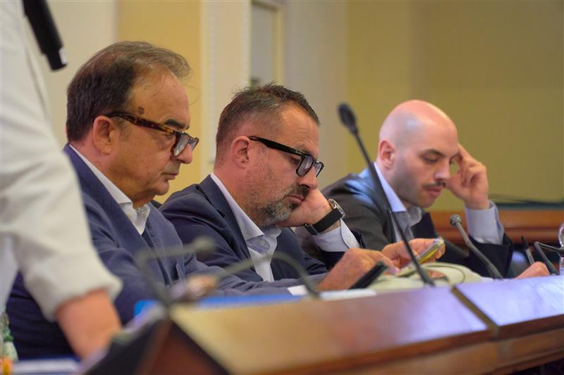 Alghero, scontro sulla sicurezza: FdI accusa la sinistra, Forza Italia replica