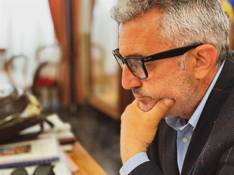 Politica algherese nel caos: Il sindaco Conoci affronta la discordia in giunta e le alleanze incoerenti