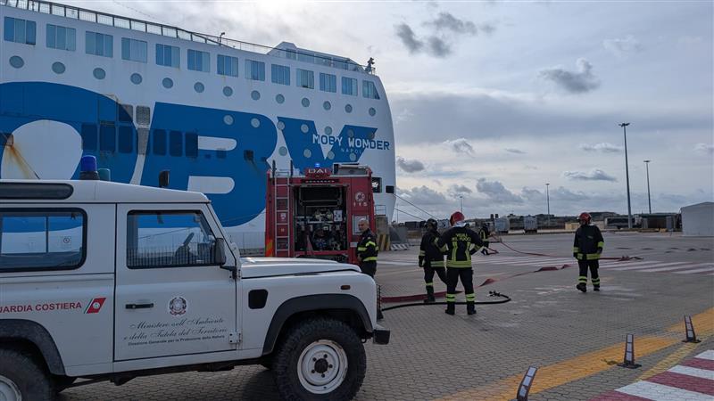 Esercitazione di security e antincendio nel porto di Porto Torres.