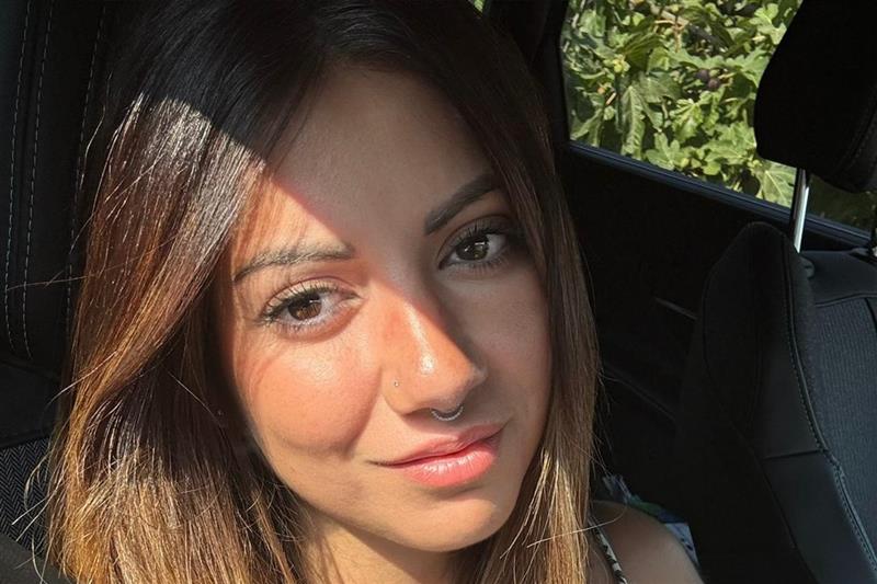 Ha perso madre e sorelle per lo stesso tumore, a 33 anni combatte anche lei: questa è la storia di Laura e il motivo per cui dice: "Non abbiate paura di sapere"