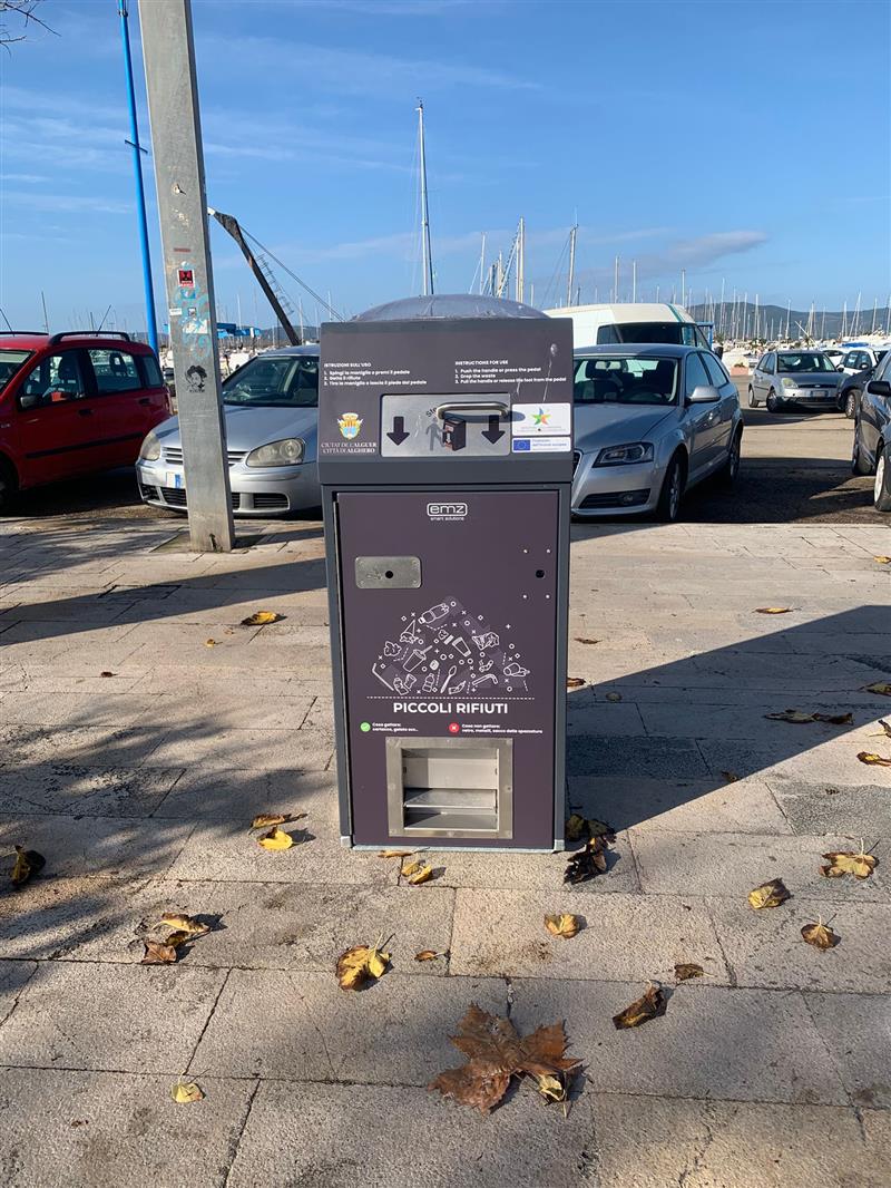 Alghero, nuovi cestini “smart” tra Rambla e Lungomare Dante: tecnologia discreta per il decoro urbano