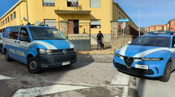 La Maddalena, controlli negli istituti superiori: rinvenuti stupefacenti e una pistola giocattolo