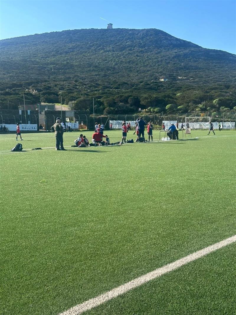 Stintino non va in letargo. Il miracolo del pallone: 800 persone d
