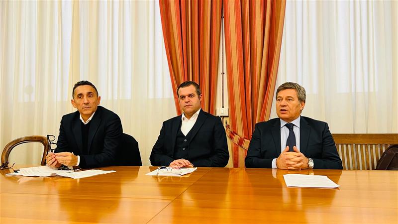 Alghero all'incasso: Piu porta 20 milioni e blinda il treno a idrogeno. "I critici? Rischiano di farci perdere tutto"