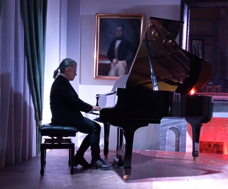 Cagliari, i ribelli del rock nei salotti buoni. A Palazzo Siotto rivive la Firenze di Pelù e dei dark