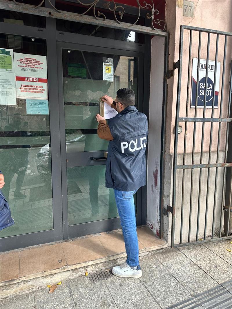 Sassari, sala slot fuori orario e senza controlli: il Questore sospende la licenza per sette giorni