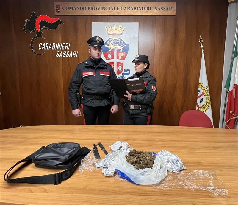 Sassari, un pugnale e marijuana nel marsupio: giovane arrestato alla stazione dei bus