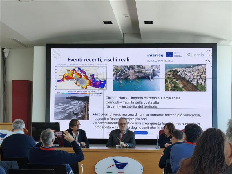 Coste sarde sotto assedio: droni, robot e "gemelli digitali" per prevedere le mareggiate. In arrivo i codici a colori per il mare