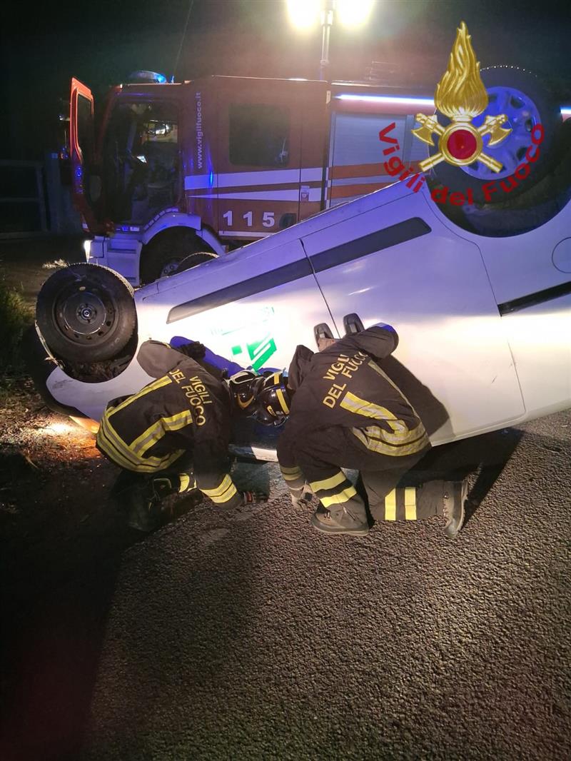 Esce di strada e si ribalta con il furgone a gas sulla statale per Cannigione: ferito l