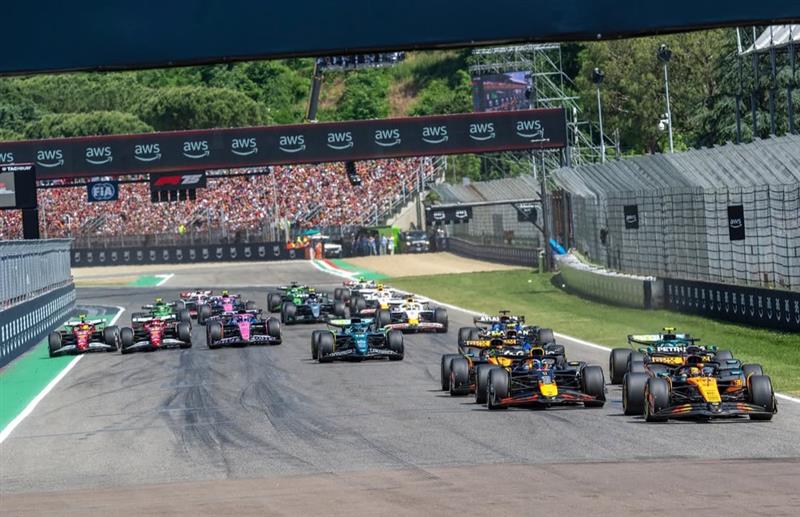 F1 2025: Verstappen trionfa a Imola, doppio podio McLaren con Norris e Piastri