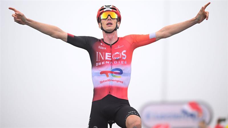 Arensman trionfa nella nebbia dei Pirenei, Evenepoel dice addio al Tour