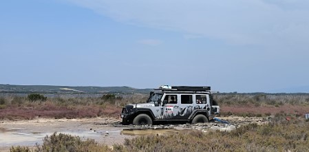 Cabras, turisti in fuoristrada nello stagno: salvati e multati