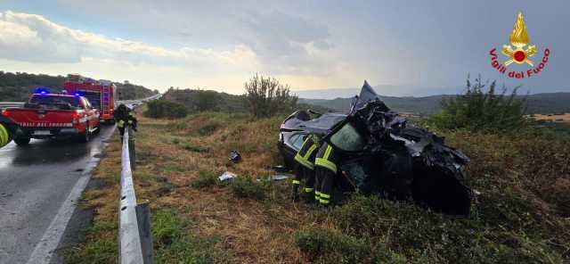 Nuoro: Alfa Romeo Stelvio perde il controllo e si ribalta sulla Statale 131
