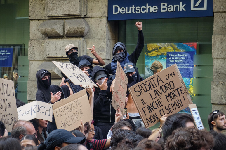 Milano, la protesta contro il carovita sfocia negli scontri. Al Sud trattori e tir contestano il caro gasolio