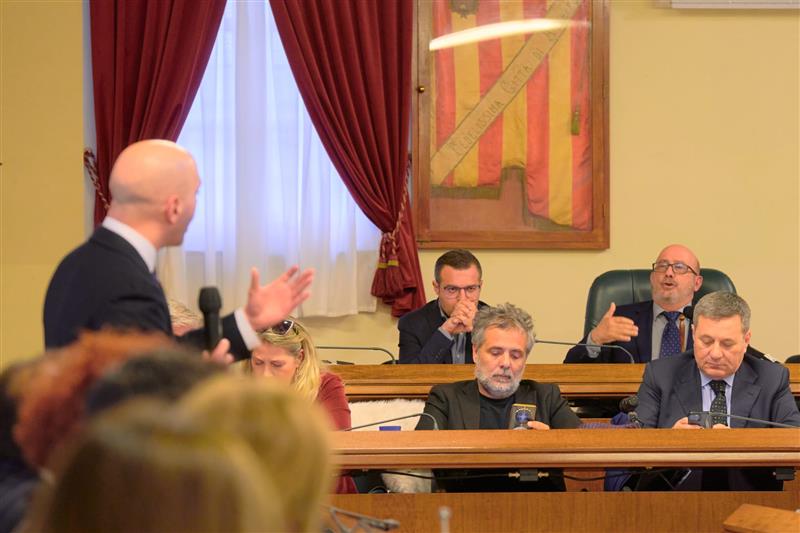 Il ring di Alghero si sposta su Facebook: la guerra del cronometro che oscura i veri problemi della città