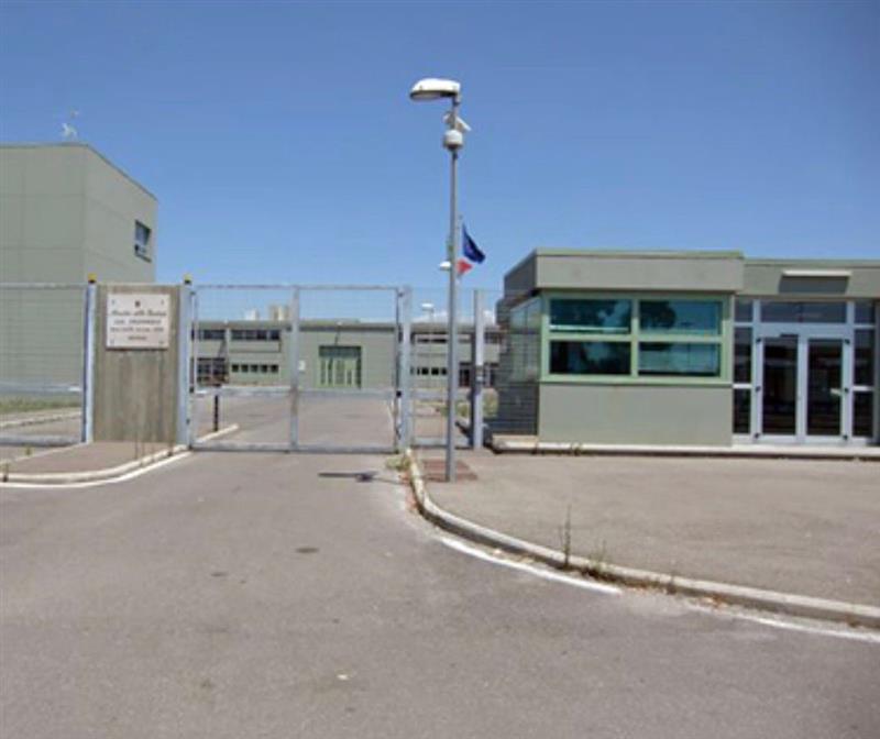 Materassi in fiamme e fumo nero al carcere di Oristano: tre poliziotti al Pronto Soccorso. L'ira del sindacato