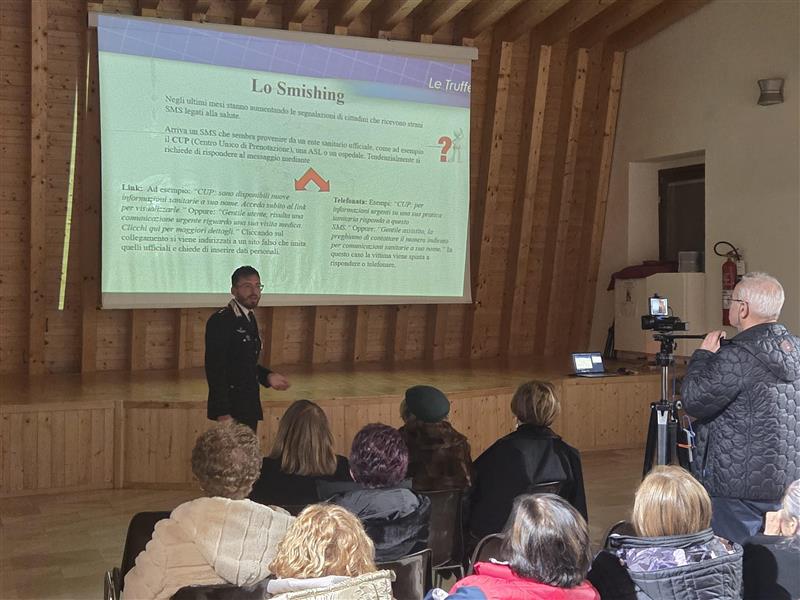 Il finto maresciallo e i conti correnti svuotati dal telefono: i Carabinieri salgono in cattedra a Bitti contro i truffatori