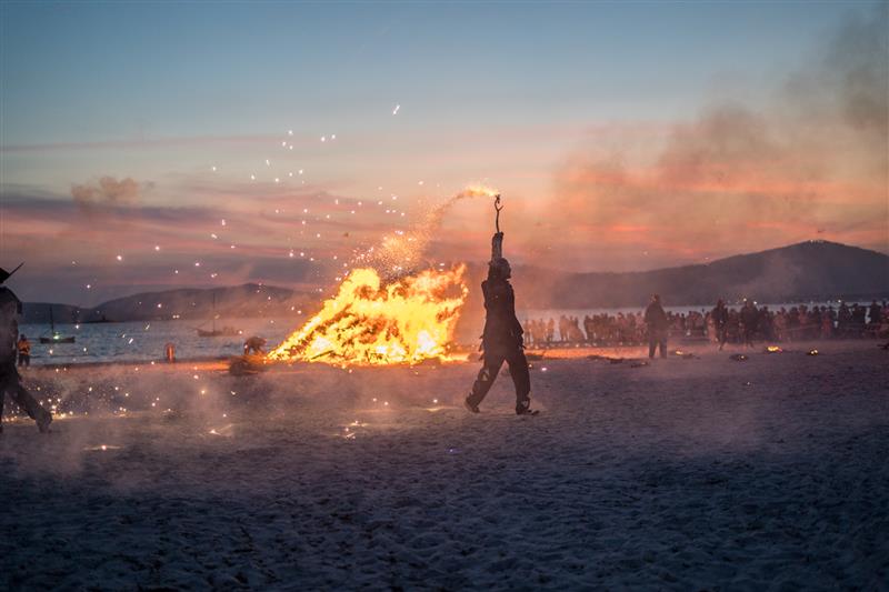 Alghero celebra i Focs de Sant Joan: tre giorni di fratellanza, fuoco e cultura sulla spiaggia del Lido