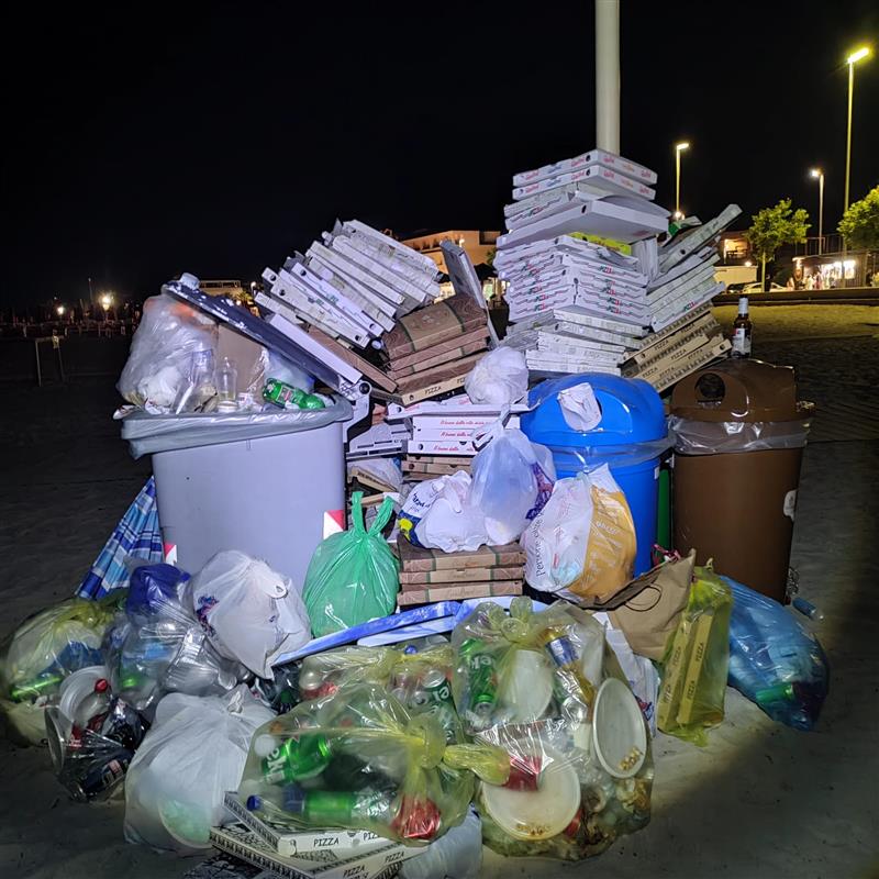 Alghero, Ferragosto tra fuochi e rifiuti: superlavoro per le pulizie