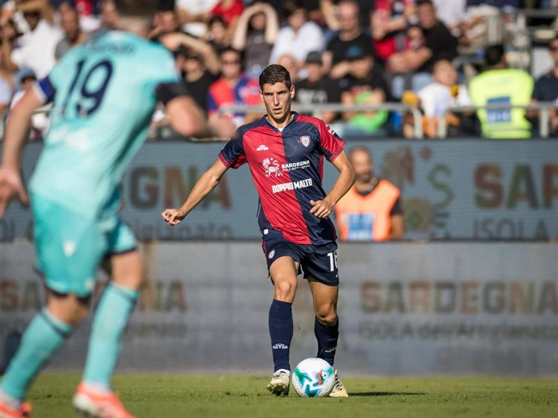Holm e Orsolini condannano il Cagliari. Pisacane prova a disegnare il Cagliari in maniera più raccolta, ma non riesce nell’intento di strappare almeno un punto.