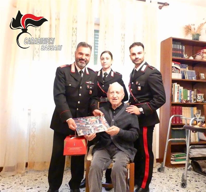 Tempio Pausania, cento anni di Andrea: la visita dei Carabinieri per gli auguri di Natale