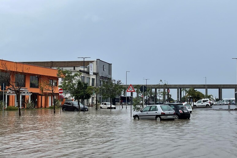 "Harry" flagella l'Isola, l'allerta resta rossa. A Capoterra e Sinnai scatta la fuga dalle case