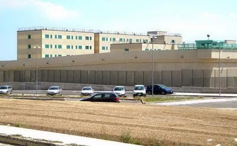 Fiamme e tensione nel carcere femminile di Sassari: Detenuta incendia cella