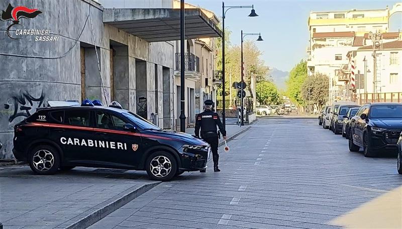 La droga venduta all'ingresso e le dosi nascoste nel locale: i Carabinieri sigillano un bar nel centro di Olbia