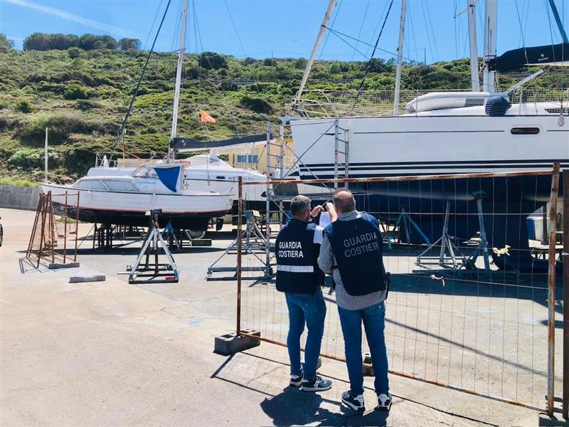 I sigilli della Capitaneria bloccano milleduecento metri quadrati di cantiere nel porto di Castelsardo: contestati scarichi fuori norma e rifiuti illeciti