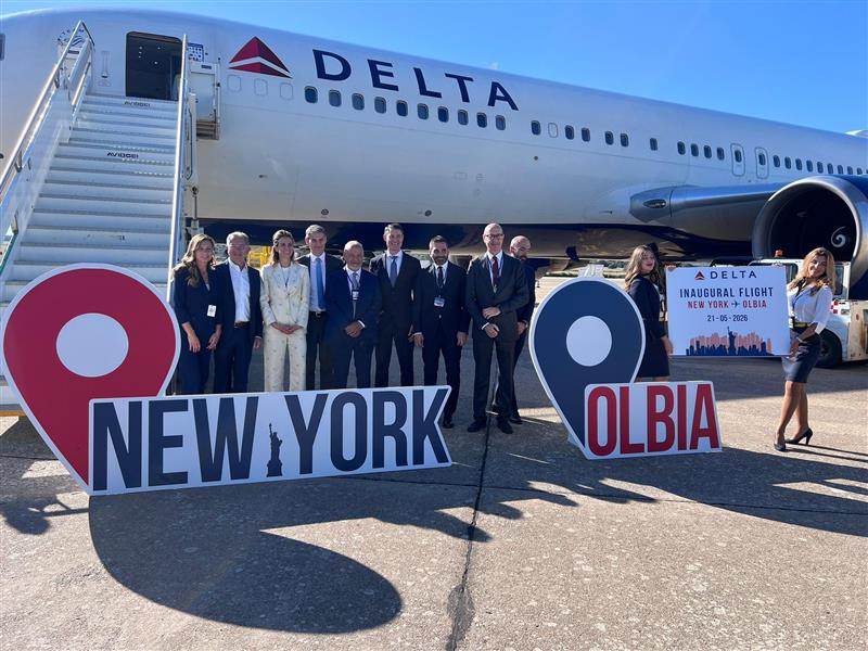Atterra sulla pista di Olbia il primo jet diretto da New York: la rotta transatlantica porta gli americani in Sardegna