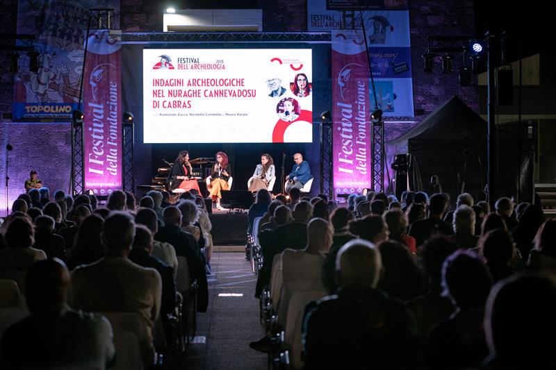 Cabras e il Sinis salutano il Festival dell’Archeologia: tra nuraghi e giornalismo, trionfa la cultura del fare insieme