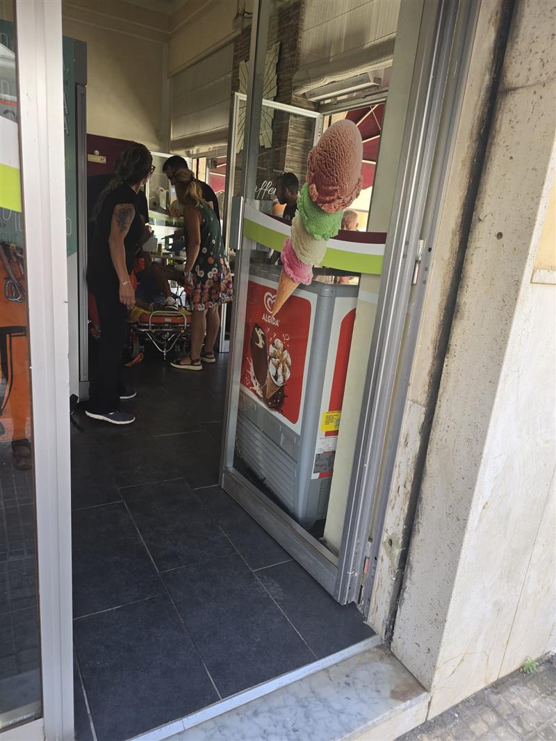 Alghero, malore al bar: traffico bloccato, ambulanza ostacolata, richiesto l’intervento dell’elisoccorso