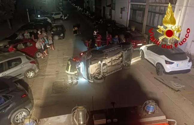 Alghero, auto si ribalta in via Fermi: donna salvata dai vigili del fuoco