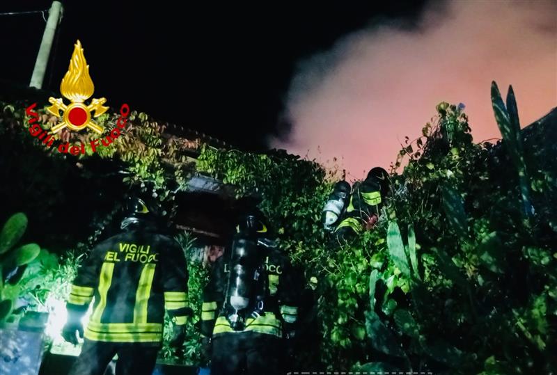 Olbia, incendio in un magazzino a San Giovanni: salvata l’abitazione vicina