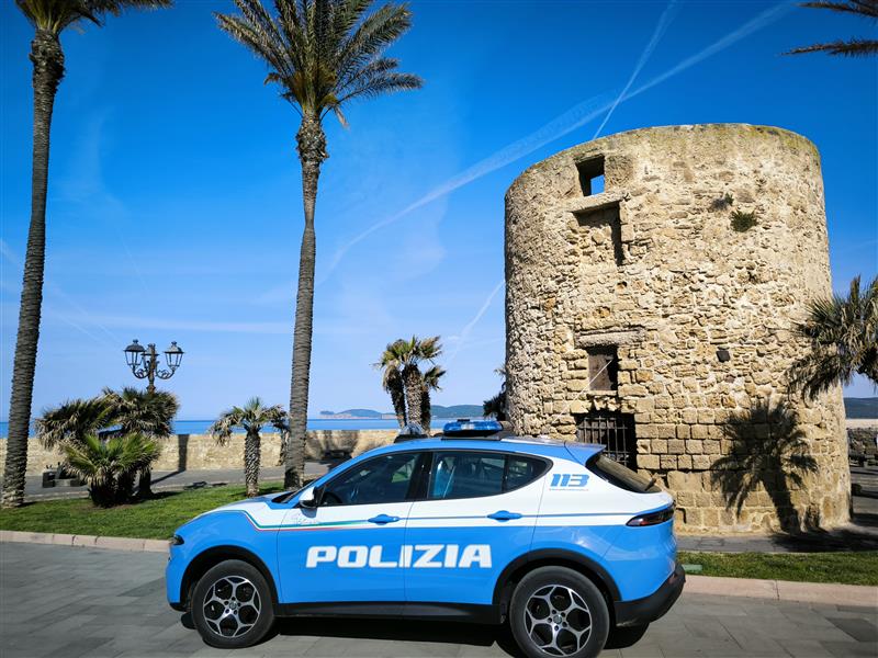 Il ladro col carrello tradito dalle telecamere: rubava champagne e piastre per capelli nei negozi di Alghero