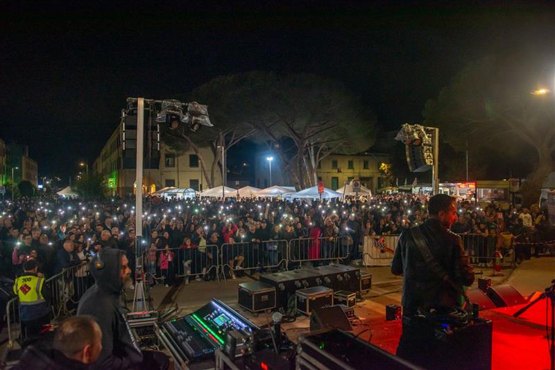 La piazza di Fertilia si trasforma in palcoscenico per il fine settimana di San Marco: tre giorni di concerti e regate in mare