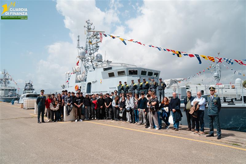 Radar, droni e motovedette svelati agli studenti: la Guardia di Finanza apre le basi isolane per la Giornata del Mare