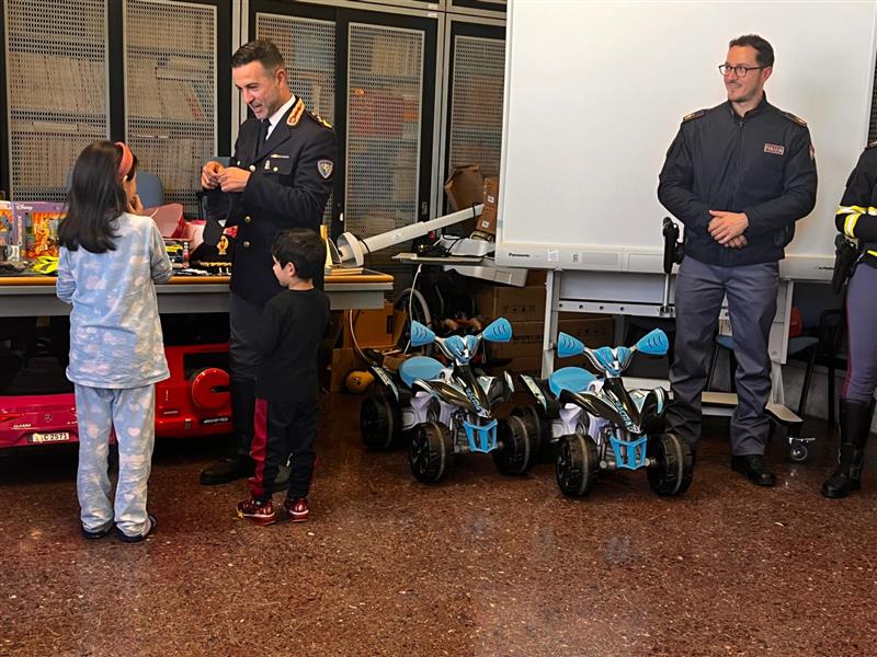 Gli agenti di Polizia svuotano le volanti e consegnano i giocattoli nelle corsie del reparto pediatrico di Sassari