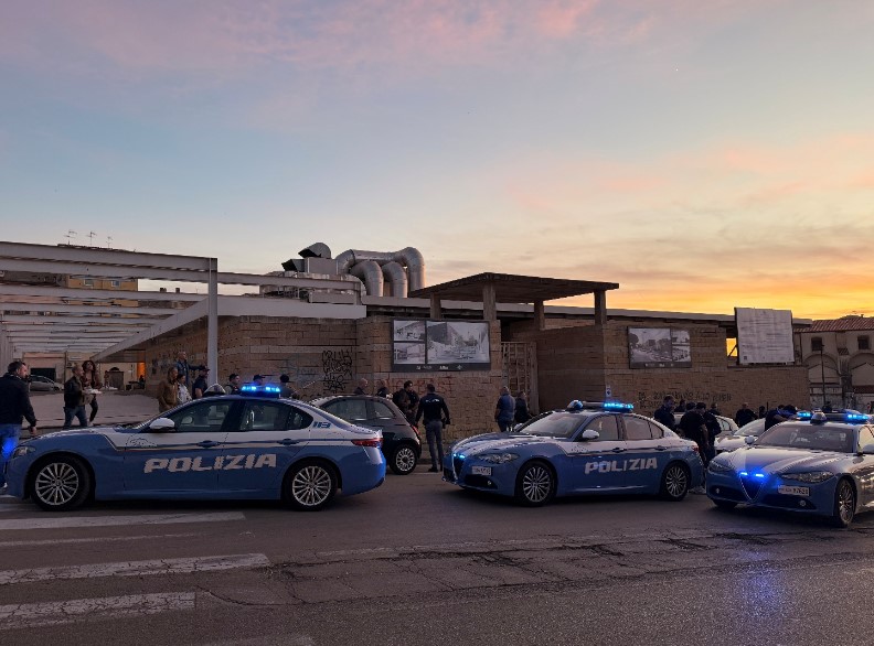 La rete della Polizia si stringe su Piazza Mercato: sequestrati coltelli e droga tra i cinquanta fermati